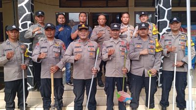 Polsek Ibun Polresta Bandung Laksanakan Kegiatan Korve Massal serentak di Lingkungan Mako Polsek Ibun Serta Pemukiman Serta Pemukiman