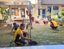 Peduli Kebersihan Lingkungan, Kapolsek Cileunyi Pimpin Anggota Bersih-bersih Mako