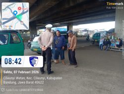Tertibkan Arus Lalu Lintas, Kanit Lantas Polsek Cileunyi Bina Sopir Angkot tidak mengetem di Sembaran Tempat