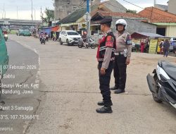 Ciptakan Kelancaran Lalu Lintas Pagi, Anggota Samapta Polsek Cileunyi Lakukan Pengaturan di Depan Pasar Sehat