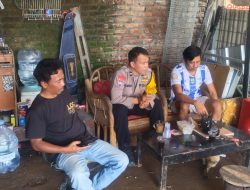 Dengarkan Keluhan Warga, Bhabinkamtibmas Desa Cibiru Wetan Sambangi Pengrajin Tralis di Desa Binaan