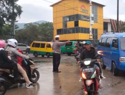 Wujudkan Pelayanan Polri Untuk Masyarakat : Anggota Unit Lantas Polsek Ciparay Polresta Bandung Terus Laksanakan Pengaturan Lalin