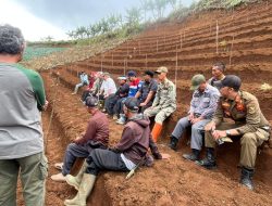 Polri Peduli Penghijauan Bhabinkamtibmas Polsek Cimenyan Polresta Bandung Laksanakan Penanaman Pohon
