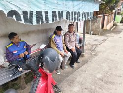 Sambangi Ojek Pangkalan, Bhabinkamtibmas Desa Melatiwangi Ajak Disiplin Lalu Lintas dan Jaga Keamanan Lingkungan
