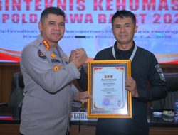 Kabid Humas Polda Jabar Berikan Penghargaan Juara 1 Mitigasi Cipta Trending Topic kepada Sie Humas Polresta Bandung
