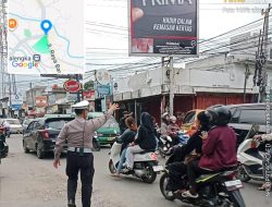 Pastikan Kenyamanan Dalam Berkendara Jelang Nataru : Anggota Unit Lantas Polsek Cicalengka Bantu Gatur Pagi Di Warung Peuteuy