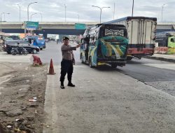 Anggota Unit Samapta Polsek Cileunyi Atur Lalu Lintas di Pertigaan Panyawungan Cileunyi, Cegah Kepadatan di Jam Sibuk Pagi