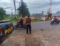 Gatur Pagi di Perlintasan KA, Polsek Rancaekek Pastikan Arus Lalin Aman dan Lancar