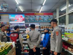 Anggota Unit Samapta Polsek Cimaung Polresta Bandung Sambangi Kasir Minimarket