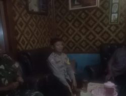 Berkunjung Ke Pemukiman Warga Pada Malam Hari : Bripka Devi Garniwa Anggota Polsek Cicalengka Polresta Bandung Sampaikan Pesan Kamtibmas