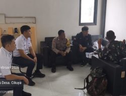 Anggota Bhabinkamtibmas Desa Cikuya Polsek Cicalengka Polresta Bandung Terus Berikan Himbauan Kamtibmas Saat Sambangi Kantor Desa