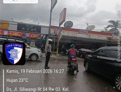 Pelayanan Sore, Unit Lantas Polsek Baleendah Atur Lalu Lintas di Simpang Siliwangi