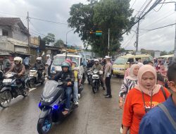 Bhabinkamtibmas Lakukan Pelayanan Masyarakat Melalui Pengaturan Lalu Lintas di Jln Raya Banjaran