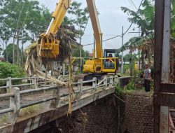 DPUPR Kabupaten Probolinggo Kerahkan Excavator Long Arm Bersihkan Sampah di Sungai Kertosono