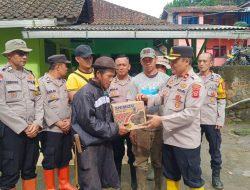 Kapolsek Pameungpeuk Polresta Bandung Pimpin Perobohan Rumah Program Rutilahu di Arjasari
