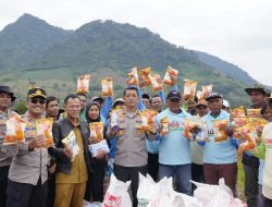 Kapolresta Bandung Salurkan 640 Kg Bibit Jagung dan 15 Ton Pupuk untuk 100 Hektar Lahan di Bojong Nagreg