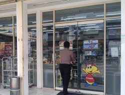 Patroli Jalan Kaki ke Indomaret Pasir Tukul, Anggota Unit Samapta Ingatkan Karyawan Waspada Aksi Kriminalitas