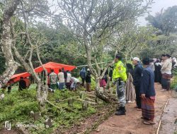 Anggota Binmas Desa Ciluluk Polsek Cikancung Ikuti Prosesi Pemakaman Warga Yang Meninggal Dunia