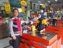 Patroli Jalan Kaki di Swalayan Borma Cinunuk, Personel Unit Samapta Polsek Cileunyi Antisipasi Aksi Pencurian Siang Hari