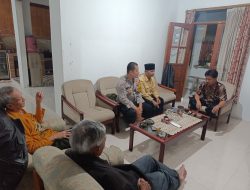 Bhabinkamtibmas Cinunuk Perkuat Silaturahmi dengan Tokoh Agama dan Masyarakat, Duduk Santai Bahas Keamanan