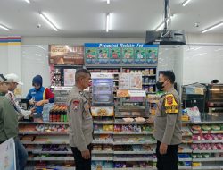 Sasar Area Minimarket Saat Ramadhan: Personil Piket Fungsi Polsek Ibun Polresta Bandung Sampaikan Himbauan Kamtibmas