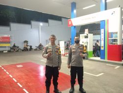 Jamin Keamanan Area SPBU Pertamina : Anggota Piket Fungsi Polsek Ibun Polresta Bandung Gelar Patroli KRYD Malam