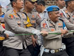 Wujud Kepedulian Polri, Polresta Bandung Robohkan Rutilahu ke-20 Milik Warga di Pameungpeuk