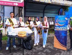 Satlantas Lumajang Bersama Paguyuban Duta Lantas Bagikan 500 Takjil di Depan Kantor Satpas Polres Lumajang