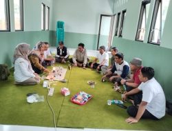 Gapoktan Sumber Agung Desa Ranu Agung Dilatih Pengenalan Ekologi Tanah di BPP Tiris