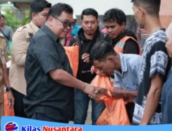 Bupati Takalar Daeng Manye Serahkan Paket Lebaran Baznas 238 Untuk Tenaga Teknis DLHKP