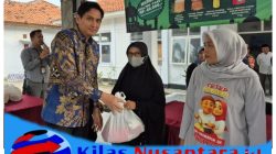 Jelang Lebaran, Bupati Lucky Hakim Serahkan Bantuan Pangan untuk Warga Indramayu