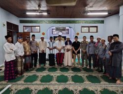Bhabinkmatibmas Desa Lempegan Polsek Ibu. Dampingi Forkopimcam Ibun Laksanakan Tarawih Keliling di Masjid Ar Rohman Desa Lampegan  Polresta Bandung – Pererat silaturahmi serta menjaga situasi keamanan dan ketertiban masyarakat selama bulan suci Ramadhan, unsur Forkopimcam Kecamatan Ibun melaksanakan kegiatan Tarawih Keliling (Tarling) di Masjid Ar Rohman, Kampung Cieuri RT 01 RW 01, Desa Lampegan, Kecamatan Ibun, Kabupaten Bandung, Rabu (04/03/2026) malam.  Kegiatan yang dimulai sekitar pukul 19.20 WIB tersebut dihadiri unsur pemerintah Kecamatan Ibun, aparat TNI-Polri, tokoh agama serta masyarakat setempat. Tarawih keliling ini merupakan salah satu upaya untuk mempererat hubungan antara aparat pemerintah dengan masyarakat sekaligus menyampaikan pesan-pesan kamtibmas selama bulan suci Ramadhan.  Kapolresta Bandung Kombes Pol Aldi Subartono, S.H., S.I.K., M.H., CPHR melalui Kapolsek Ibun IPTU Deny Fourtjahjanto, S.H. menyampaikan bahwa kegiatan Tarawih Keliling yang dilaksanakan bersama unsur Forkopimcam merupakan bagian dari upaya memperkuat sinergitas antara pemerintah, TNI dan Polri dalam menciptakan situasi yang aman dan kondusif di tengah masyarakat.  “Selain sebagai sarana ibadah di bulan Ramadhan, kegiatan Tarawih Keliling juga menjadi momentum untuk mempererat silaturahmi serta memperkuat komunikasi antara aparat dengan masyarakat,” ujarnya.  Pada Pelaksanaan Kegiatan Tersebut Turut hadir dalam kegiatan tersebut di antaranya Kasi Sosial Budaya Kecamatan Ibun Tintus Apriandy, S.I.Kom., M.I.P, Kepala Desa Lampegan, Ketua MUI Desa Lampegan, Ketua DKM Masjid Ar Rohman, Bhabinkamtibmas Desa Lampegan serta Babinsa Desa Lampegan.  #Humas_Polsek_Ibun_Polresta_Bandung