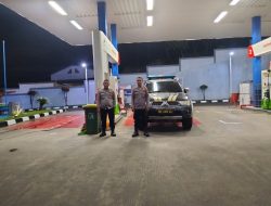 Jamin Keamanan Waktu Malam Di Bulan ramadhan : Anggota Piket Fungsi Polsek Ibun Gelar Patroli Malam Di Area SPBU PertaminaDan Minimarket