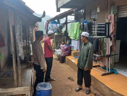 Jamin Keamanan Wilayah Binaan : Anggota Unit Binmas Polsek Cimenyan Sosialisasi Call Center Polri Saat Sambang Ke Pemukiman Warga