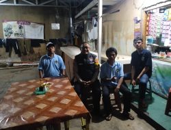 Jaga Keamanan Malam Hari : Anggota Binmas Desa Cicalengka Kulon Polsek Cicalengka Polresta Bandung Rutin Sambangi Warga Masyarakat