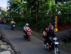 Anggota Unit Sampata Polsek Cimenyan Bantu Atur Lalin dan Sebrangkan Warga Binaan