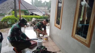 Satgas TMMD Ke-127 Kodim 0624/Kabupaten Bandung Laksanakan Finishing Pengecatan Program RTLH di Desa Cipelah