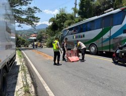 Kapolsek Nagreg, Respon Cepat Cegah Laka Lantas Akiba Oli Bocor di Jalan Cikaledong Nagreg