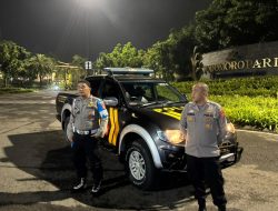 Jaga Kekhusyukan Waktu Sahur, Patroli Polsek Bojongsoang Siaga di Gerbang Utama Podomoro Park