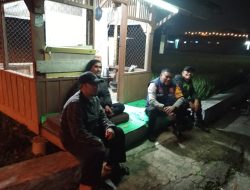 Sambangi Warga Ronda Malam, Bhabinkamtibmas Desa Cileunyi Kulon Perkuat Keamanan Lingkungan