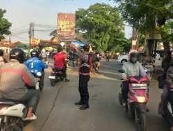 Yanmas, Unit Samapta Polsek Baleendah Lakukan Pengaturan Lalu Lintas di Pertigaan Munjul