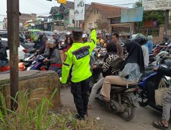 Polsek Baleendah Lakukan Pengaturan Lalu Lintas di Pertigaan Jembatan Rancamanyar
