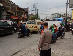 Personil Polsek Baleendah Lakukan Pengaturan Lalu Lintas di Pertigaan Andir