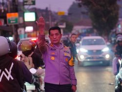 Kapolresta Bandung Turun Langsung Urai Kemacetan di Jalur Wisata Pacira