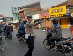 Personel Unit Lantas Polsek Dayeuhkolot Laksanakan Gatur Pagi, Arus Lalu Lintas Terpantau Lancar