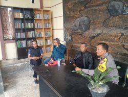 Kapolsek Banjaran Lakukan Pengecekan Rubuhnya Atap Ruang Kantor dan Ruang Lab SMP YUMIK Banjaran