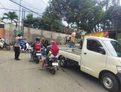 Saat Melaksankaan Gatur Pagi : Warga Berikan Apresiasi Kepada Anggota Unit Samapta Polsek Ibun