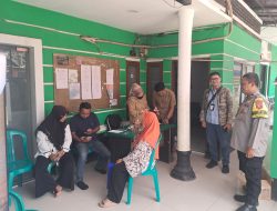 Kunjungi Kantor Desa : Aipda Dede Wawan Anggota Bhabinkamtibmas Polsek Paseh Pinta Masyarakat Untuk Terus Jaga Kondusifitas Wilayah