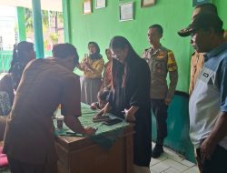 Aiptu Asep Suryatna Anggota Bhabinkamtibmas Desa Cipedes Pinta Jaga Kamtibmas Saat Datangi Kantor Desa