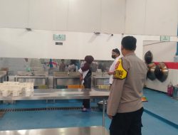 Pastikan Tepat Sasaran, Bhabinkamtibmas Kawal Distribusi MBG di Cangkuang Wetan